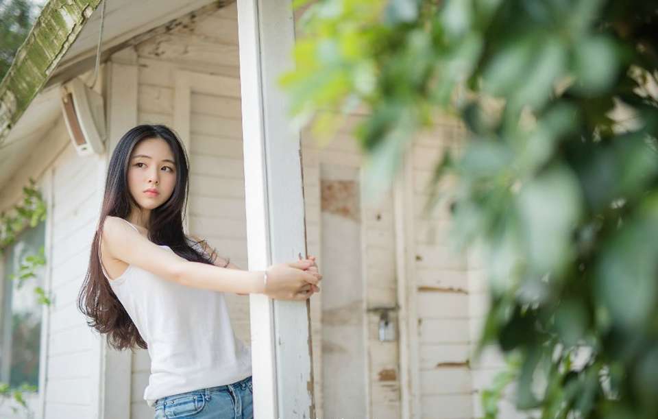 一众世家看着默然收回弓弩的骠骑卫，心底一股寒气直往上冒，原以为至少也要纠缠两下，谁想对方根本不给说话的机会，直接出手就是杀人，不留丝毫情面，原本蠢蠢欲动的世家、家丁仆役们看着这帮人，一时间没有一个人再敢擅动，生怕这些杀人不眨眼的骠骑卫只因为自己一个异动就将自己射杀。